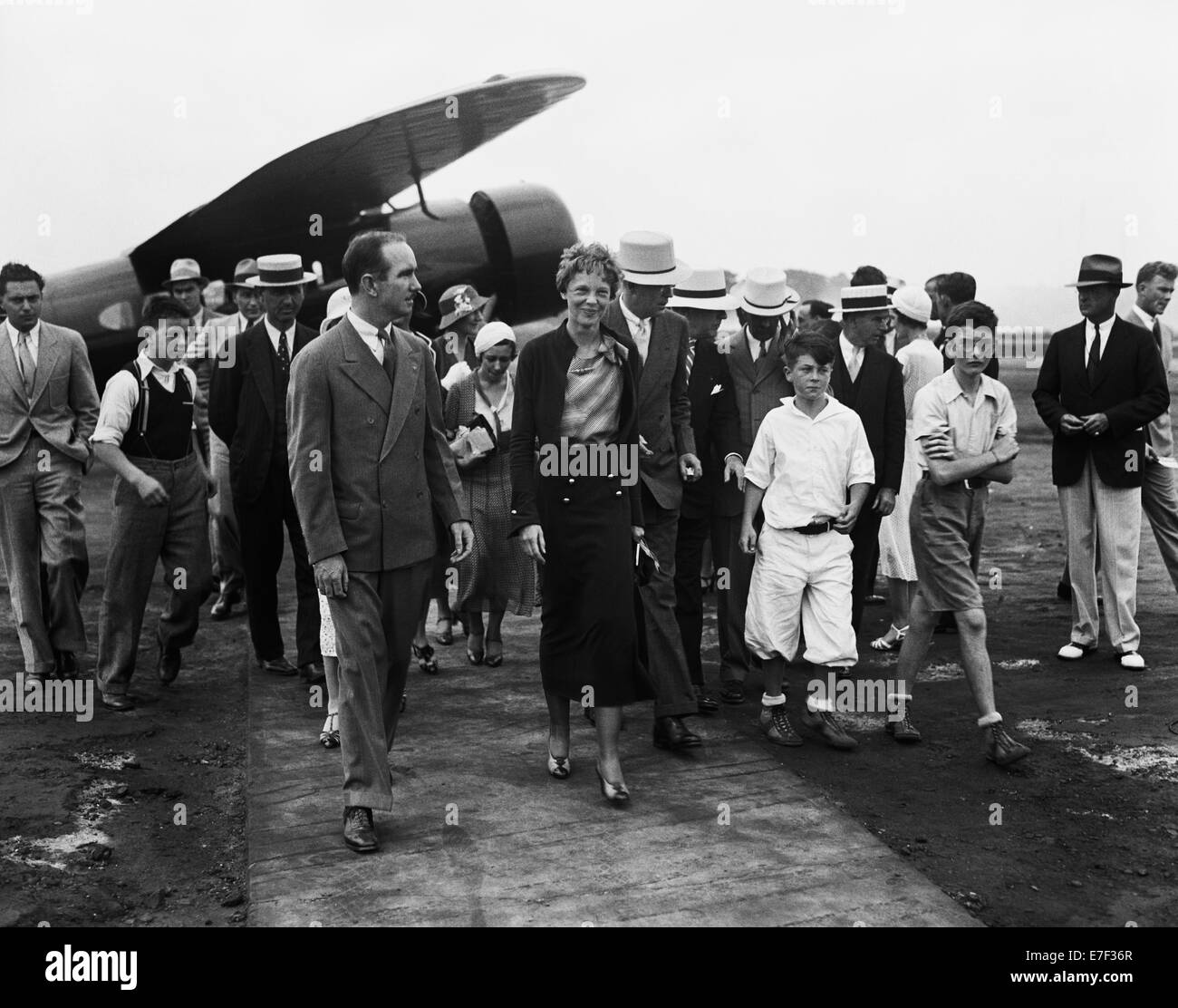 Photo d'époque de la pionnière et auteure de l'aviation américaine Amelia Earhart (1897 – déclarée morte en 1939) – Earhart et son navigateur Fred Noonan ont connu une célèbre disparition en 1937 alors qu'elle essayait de devenir la première femme à effectuer un vol de navigation du globe. Photo de Harris & Ewing prise en 1932. Banque D'Images