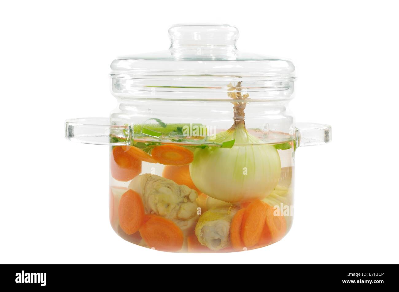 Pot en verre de soupe sur fond blanc Banque D'Images