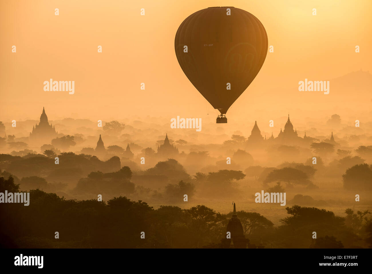Montgolfière sur le paysage dans le brouillard matinal, temples, stupas, pagodes, temples, Plateau de Bagan Banque D'Images