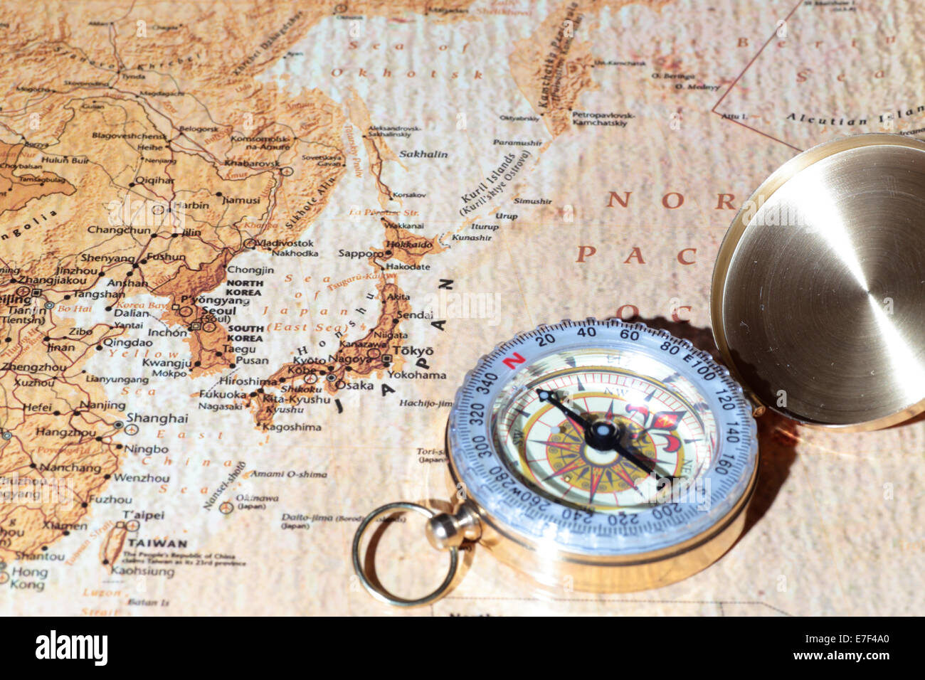Boussole sur une carte indiquant au Japon, la planification d'une destination de voyage Banque D'Images