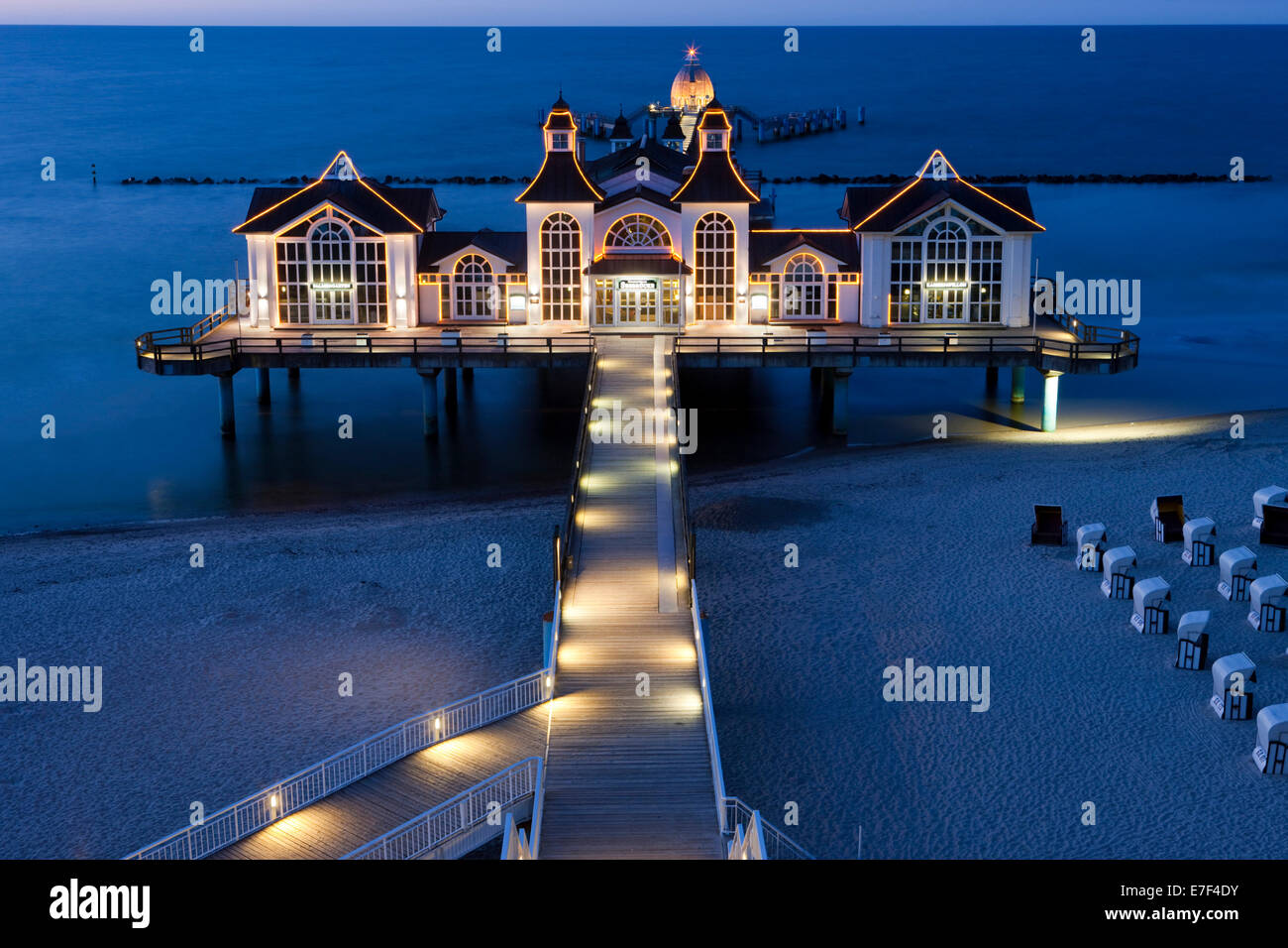 Jetée de Sellin éclairé, l'île de Rügen, Mecklembourg-Poméranie-Occidentale, Allemagne Banque D'Images