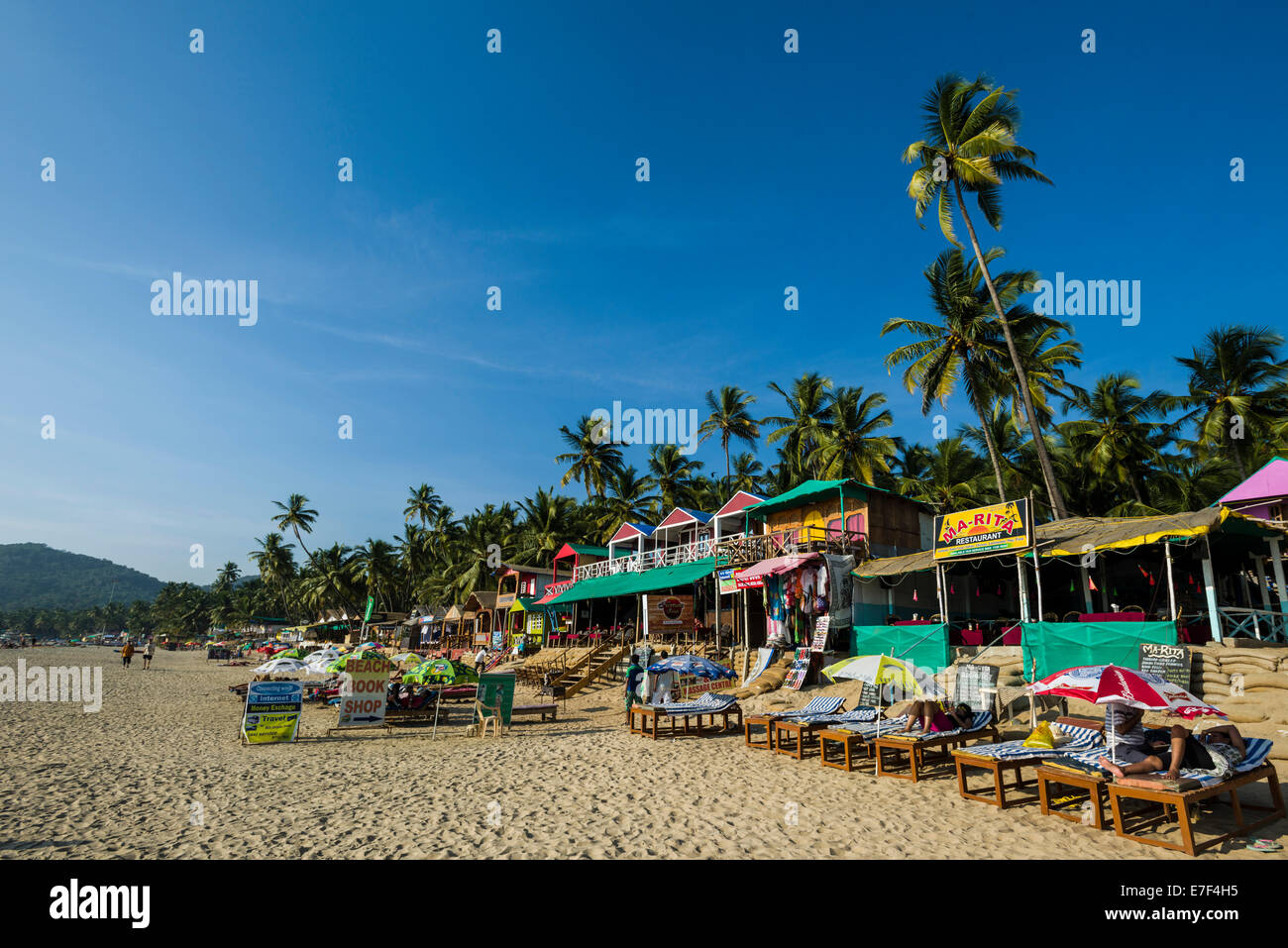 Huttes peintes de couleurs vives à plage de Palolem, Canacona, Goa, Inde Banque D'Images