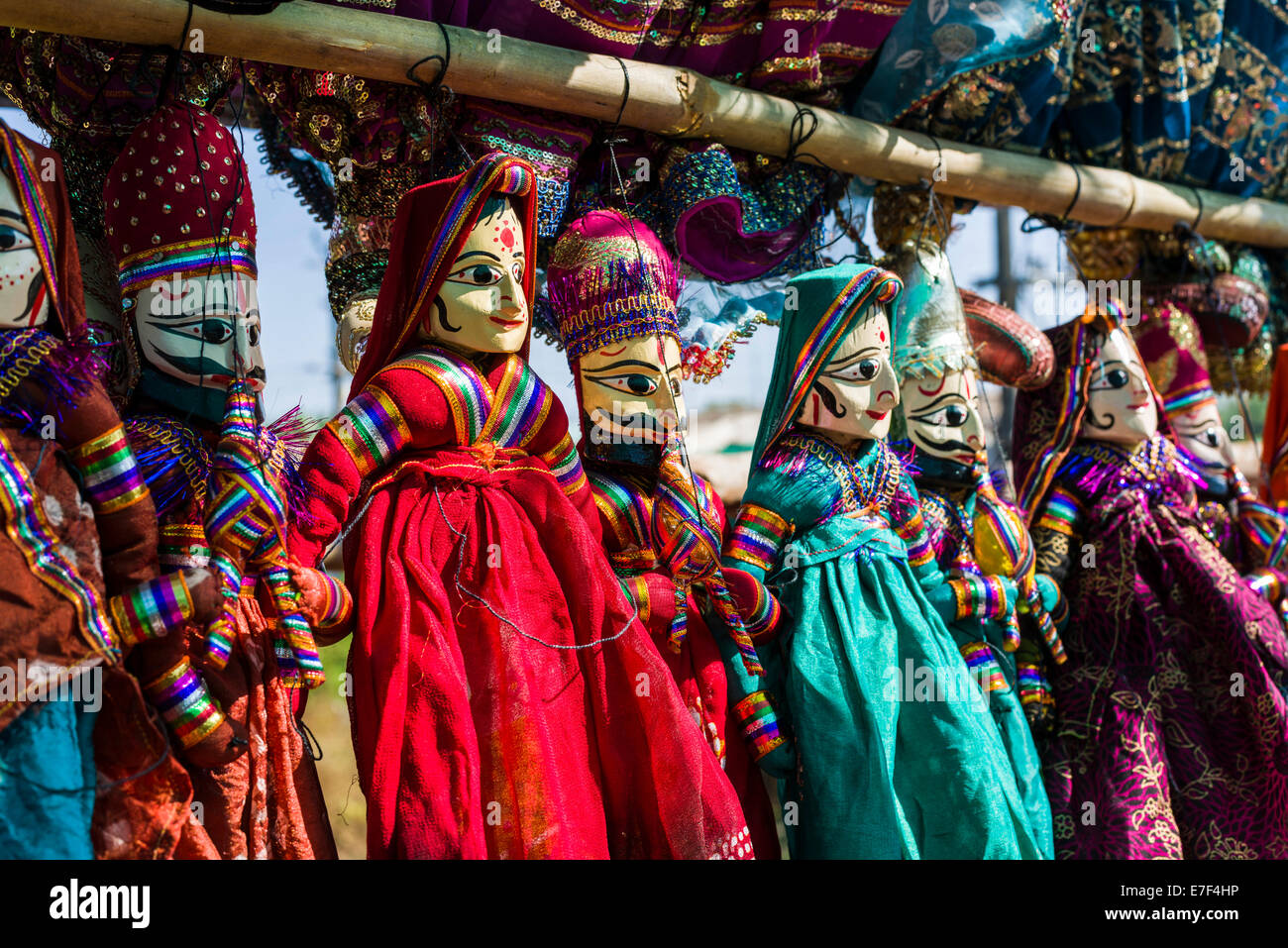 Rajasthany marionnettes en vente au marché aux puces, l'hebdomadaire, Inde Banque D'Images