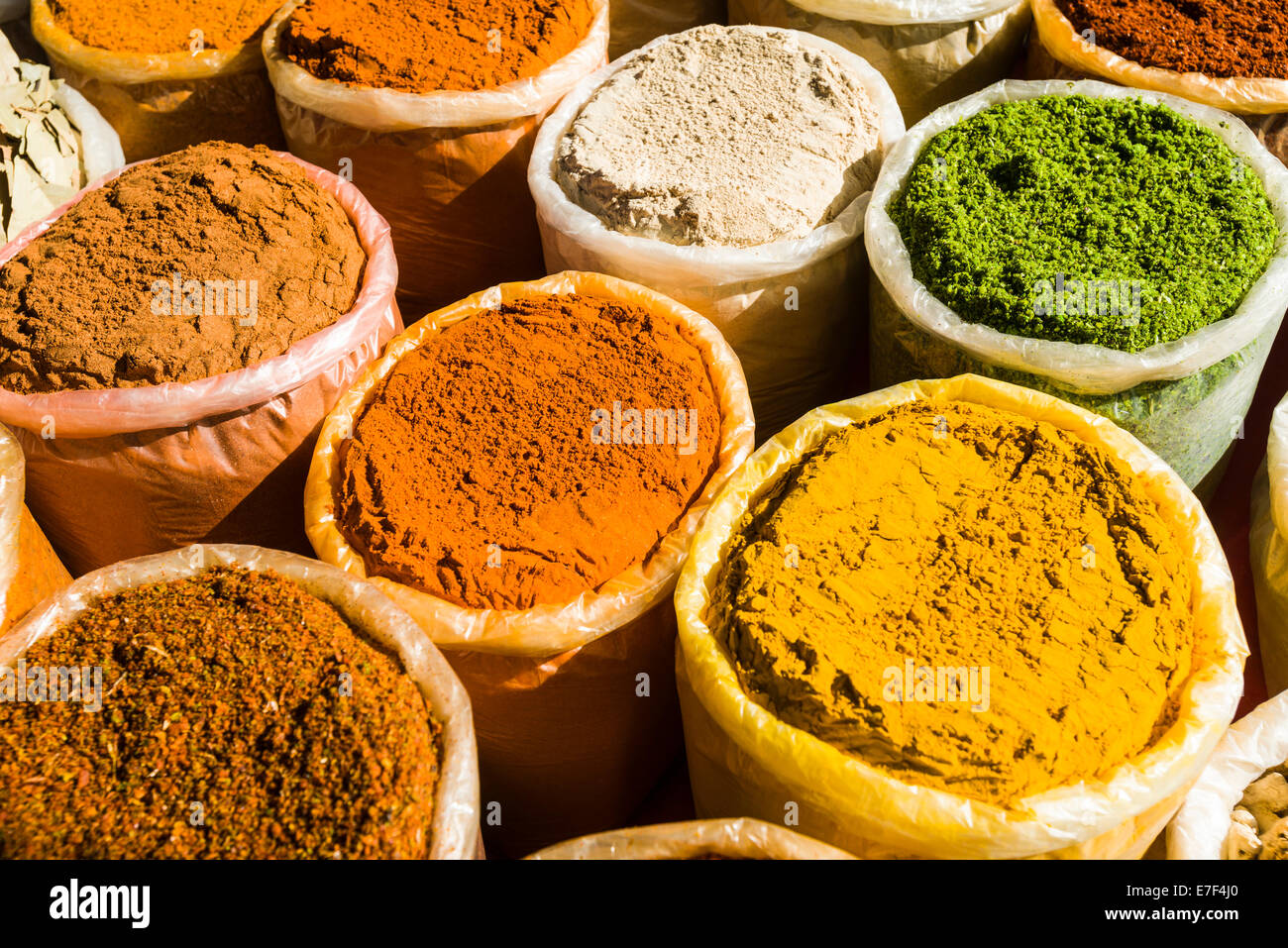 Épices indiennes à vendre au marché aux puces, l'hebdomadaire, Inde Banque D'Images