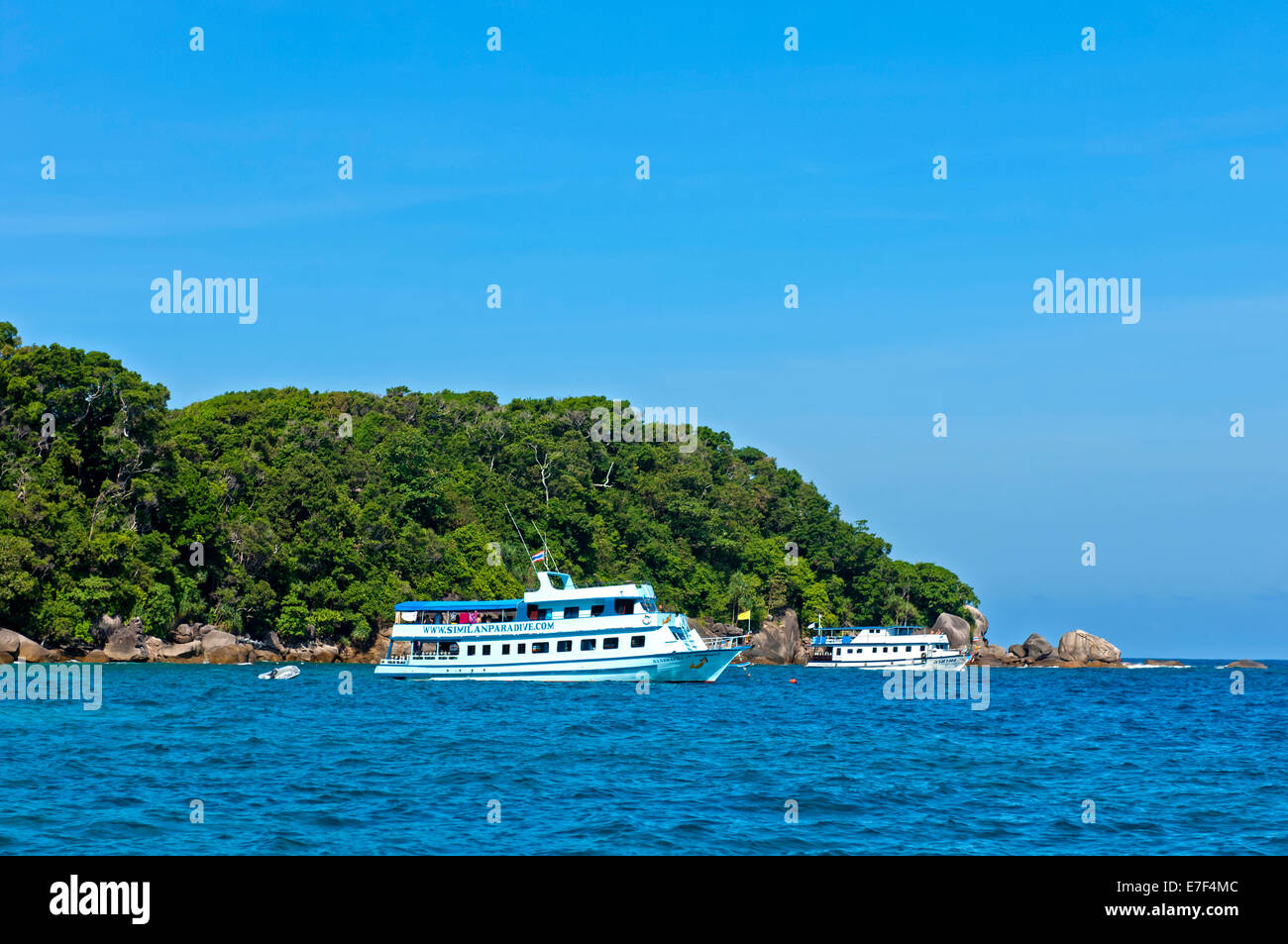 Excursion bateaux amarrés au large des îles Similan, Parc National de Mu Ko Similan, Thaïlande Banque D'Images