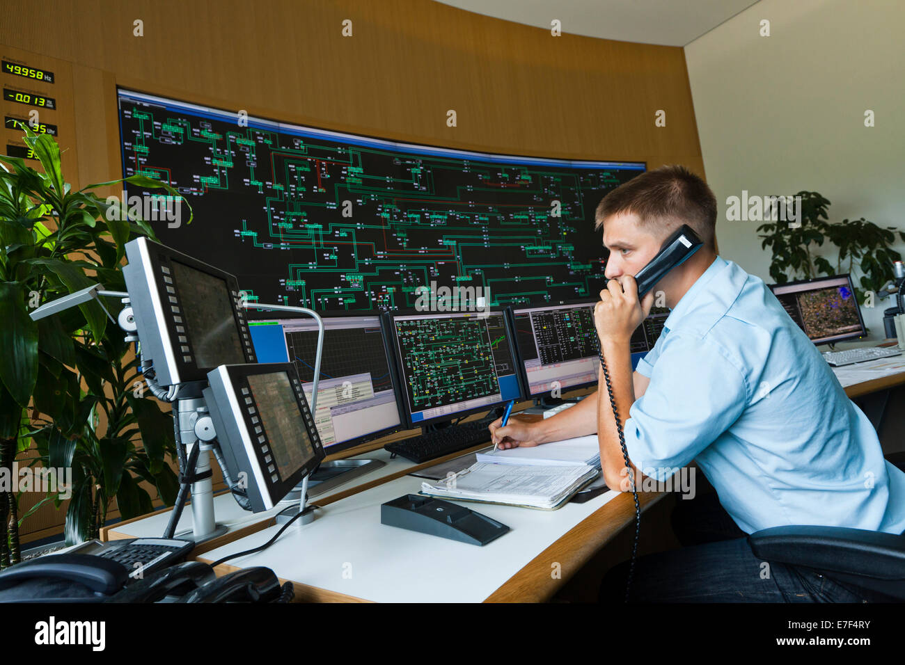 Engineer à son poste de travail dans le centre de commande de la transmission, la STC, opérateur de réseau de transmission 50Hertz Banque D'Images