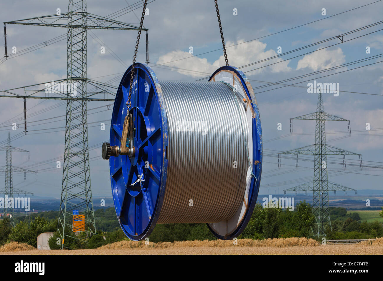 Chargement d'un rouleau de câble conducteur après le travail sur un mât de transmission à haute tension, Mönchenholzhausen, Thuringe, Allemagne Banque D'Images