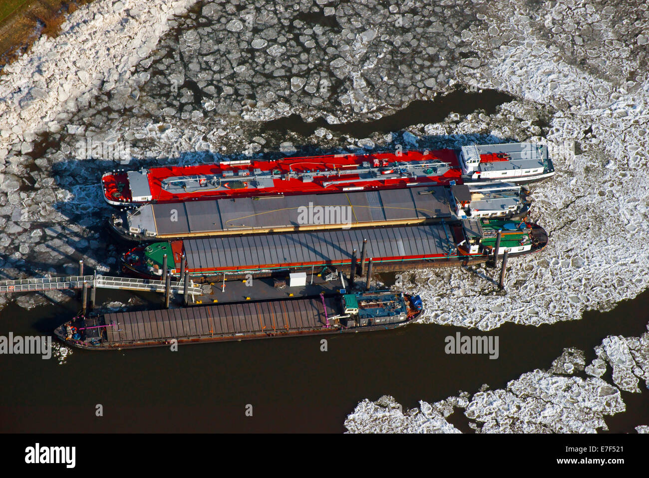 Vue aérienne, les barges dans la glace à Aussschläger Elbdeich, Elbe, digue en Billwerder Bucht bay, à Pâques, Hambourg Banque D'Images