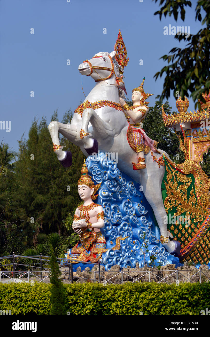 Sculpture, divinité sur un cheval blanc, Wat Chai Chumphon Chana Songkhram ou temple Wat Tai, Kanchanaburi, Thaïlande centrale, Thaïlande Banque D'Images