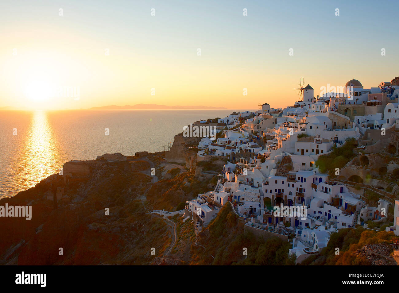 Coucher de soleil à Oia, Santorini, Cyclades, Grèce Banque D'Images
