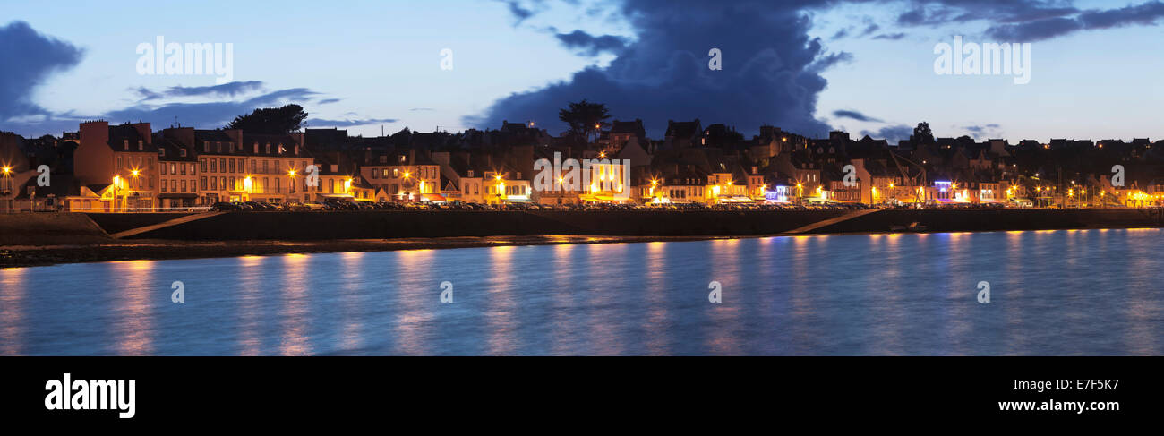 Maisons illuminées le long de la côte, Camaret-sur-Mer, département du Finistère, Bretagne, France Banque D'Images