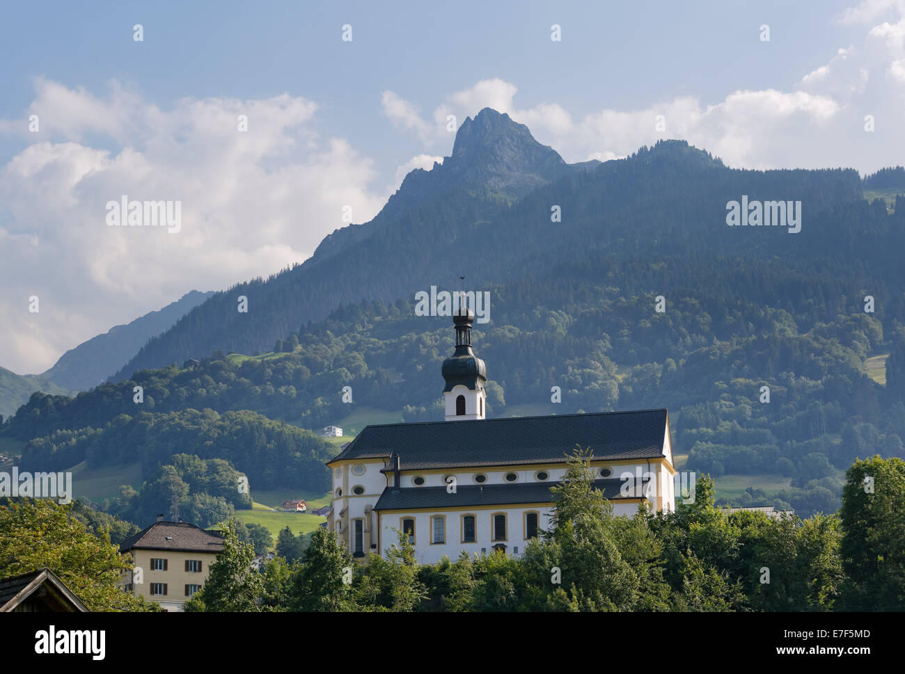 Église paroissiale de la Nativité de Marie, Tschagguns, Tschaggunser Mittagsspitze, Montafon, Vorarlberg, Autriche Banque D'Images