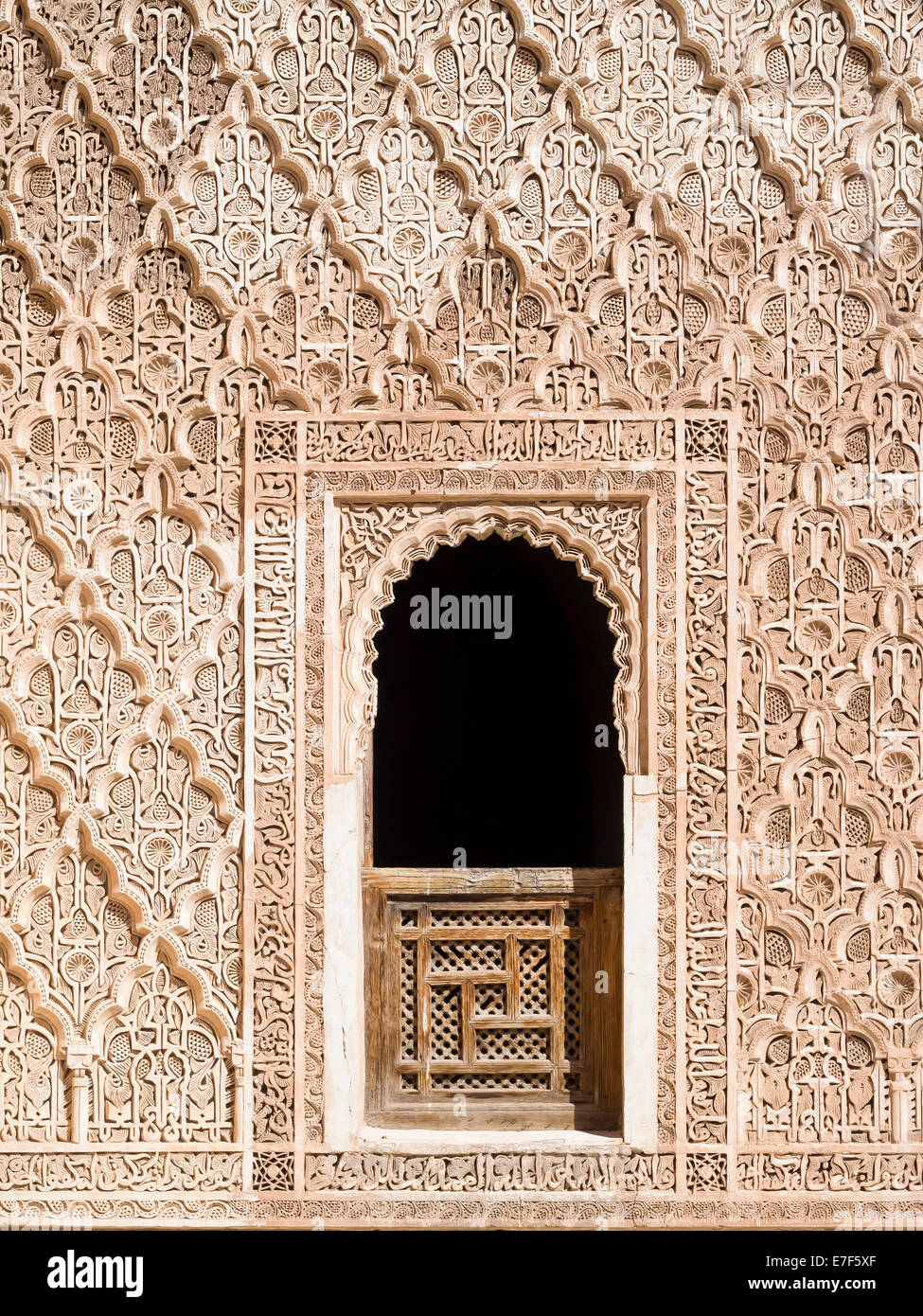 Mur décoré de reliefs dans la medersa Ben Youssef, Medina, Marrakech, Marrakech-Tensift-Al Haouz, Maroc Banque D'Images