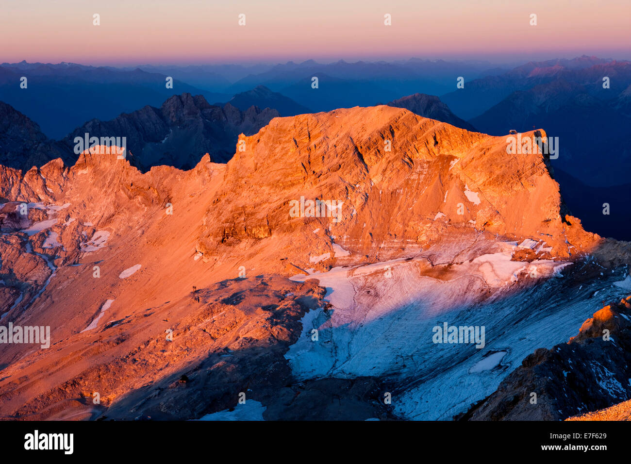 Vue depuis le lever du soleil à Zugspitze Mt Mt Schneefernerkopf, vers le Tyrol, Zugspitzplatt, haut plateau karstique, gamme Wetterstein Banque D'Images