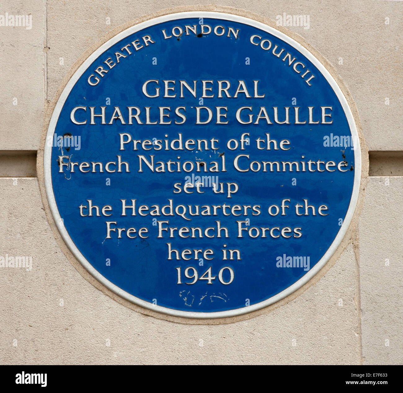 Blue plaque à 4 Carlton Gardens, Kensington, London SW1, pour le général Charles de Gaulle. Banque D'Images