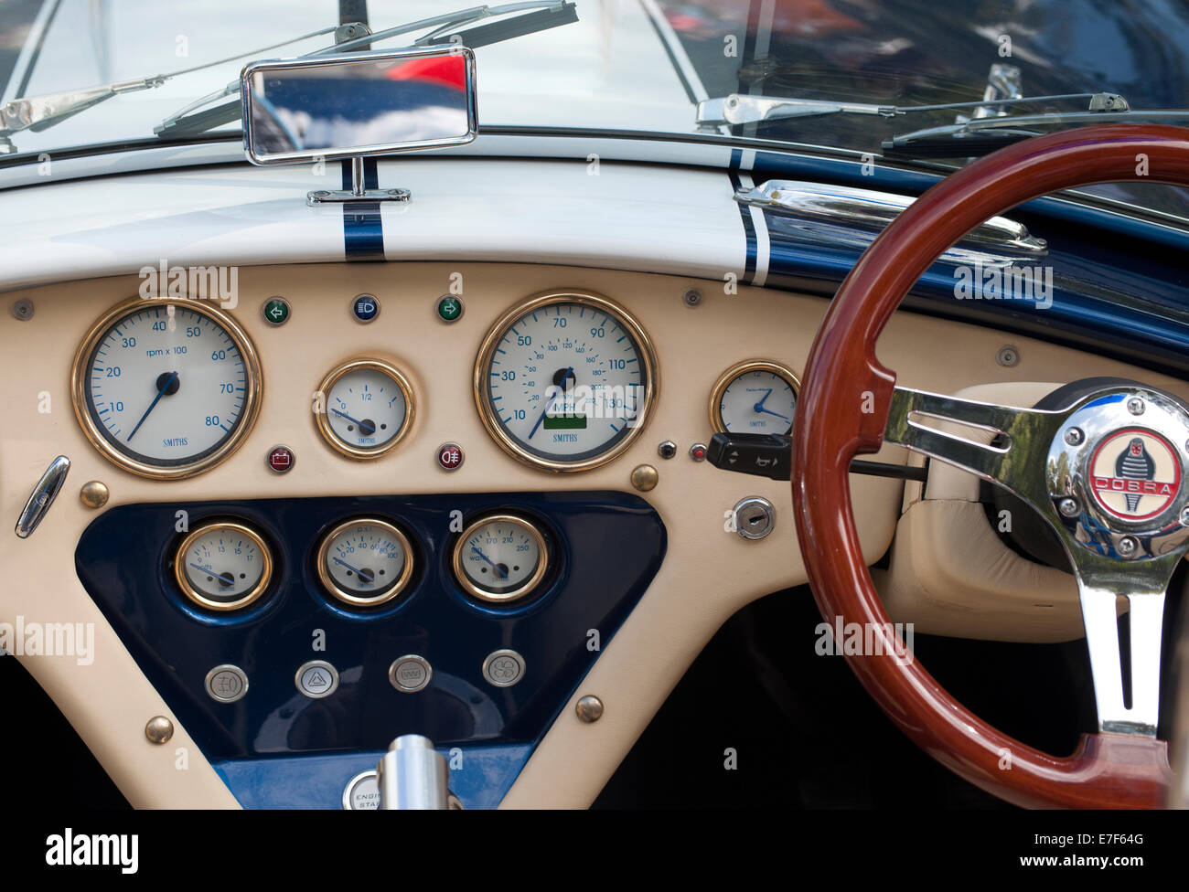 1966 Ford Shelby Cobra 427 tableau de bord. Banque D'Images