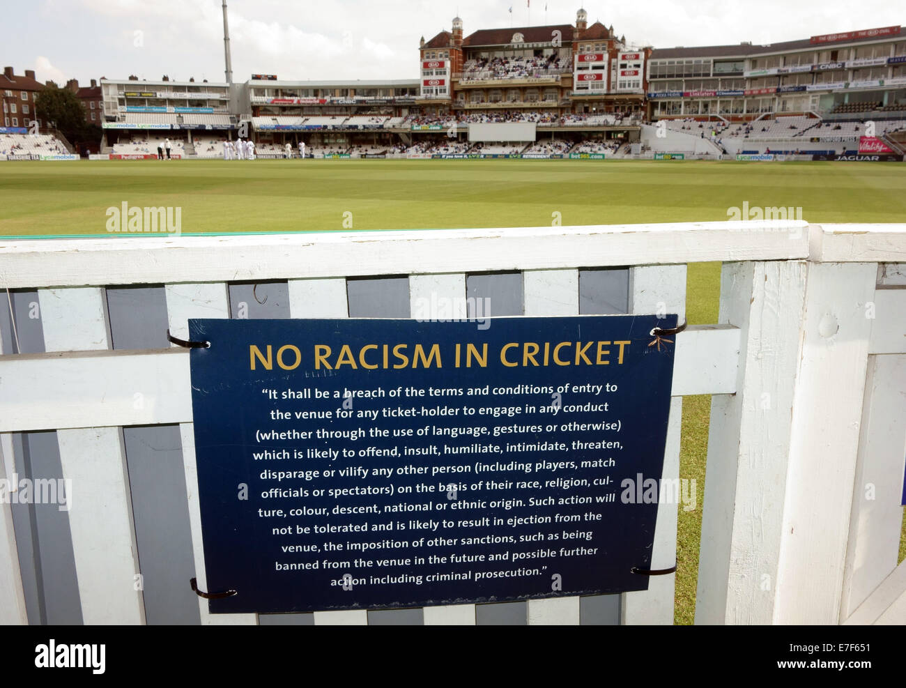 Avis sur le racisme dans le cricket à l'Oval Cricket Ground, London Banque D'Images