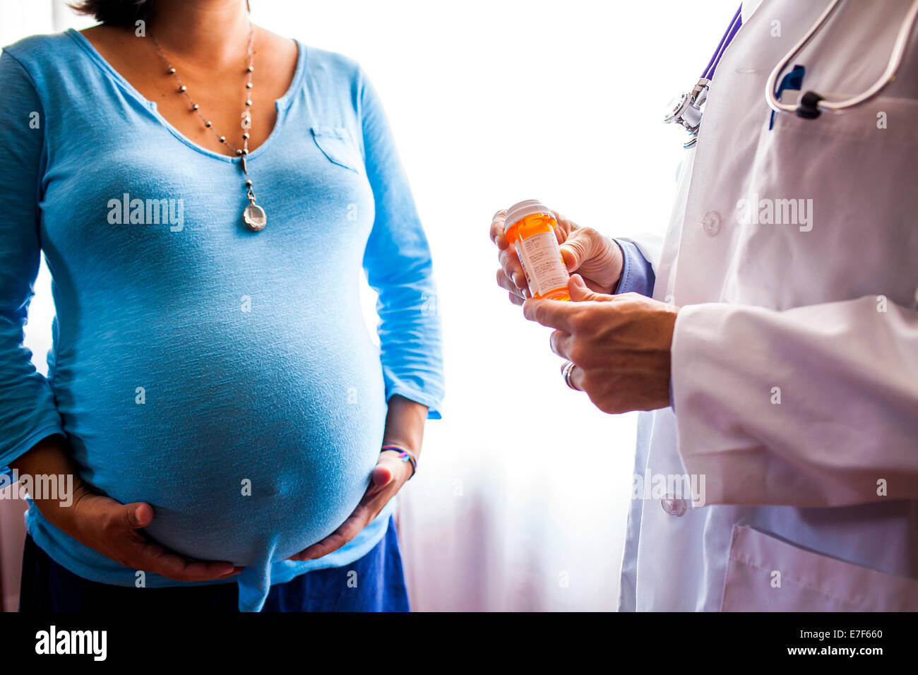 Doctor giving femme enceinte prescription medicine Banque D'Images