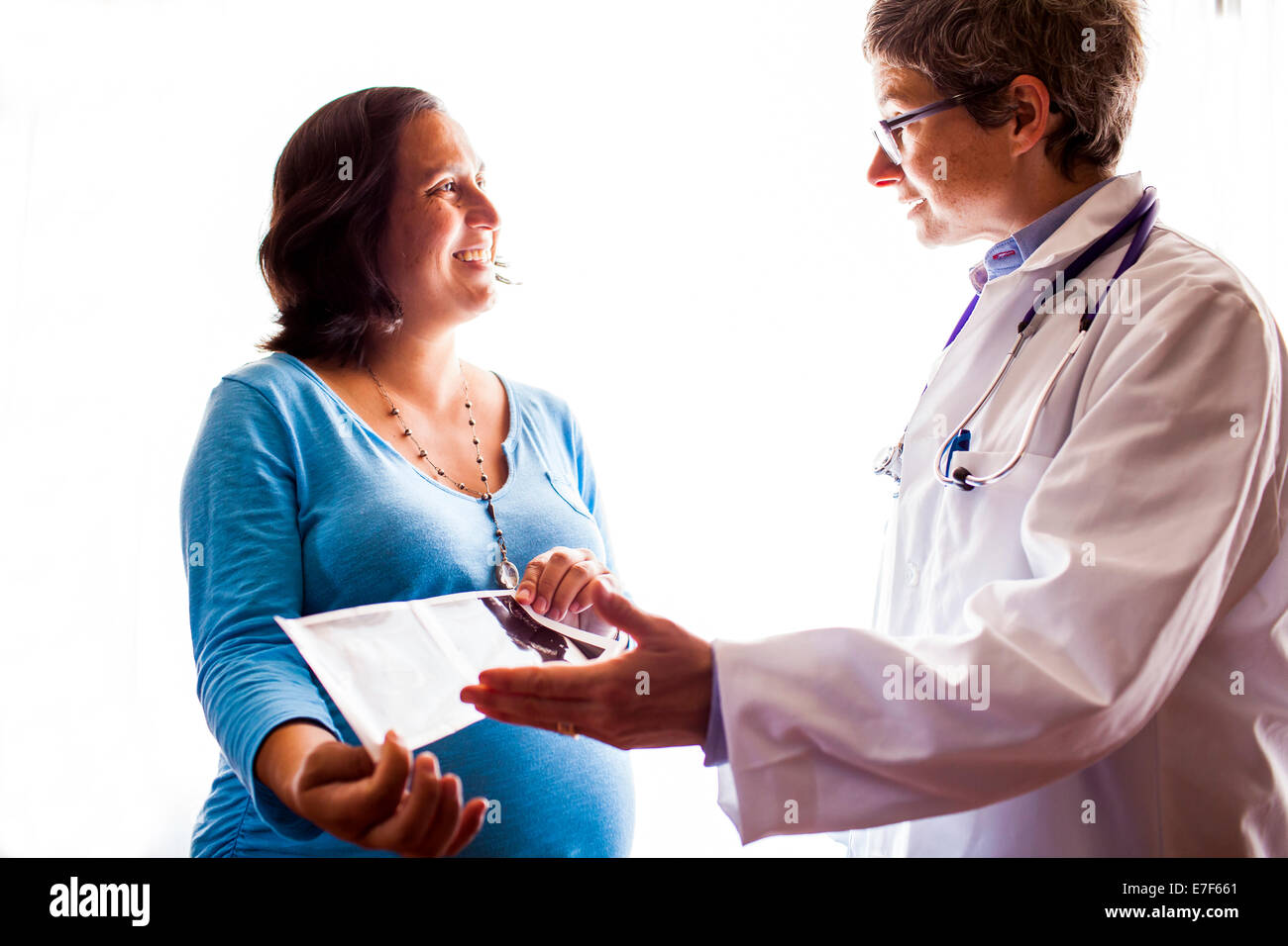 Doctor talking to patient enceintes Banque D'Images