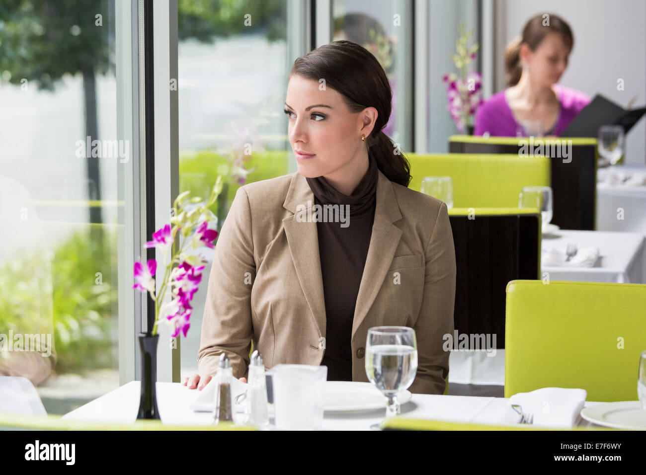 Caucasian businesswoman sitting in restaurant Banque D'Images