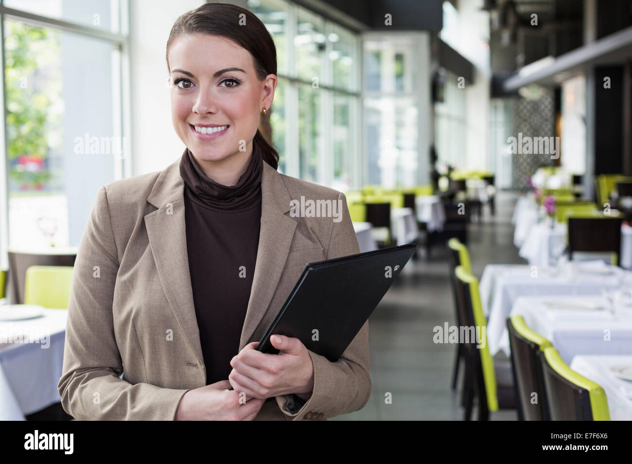 Caucasian businesswoman standing in restaurant Banque D'Images