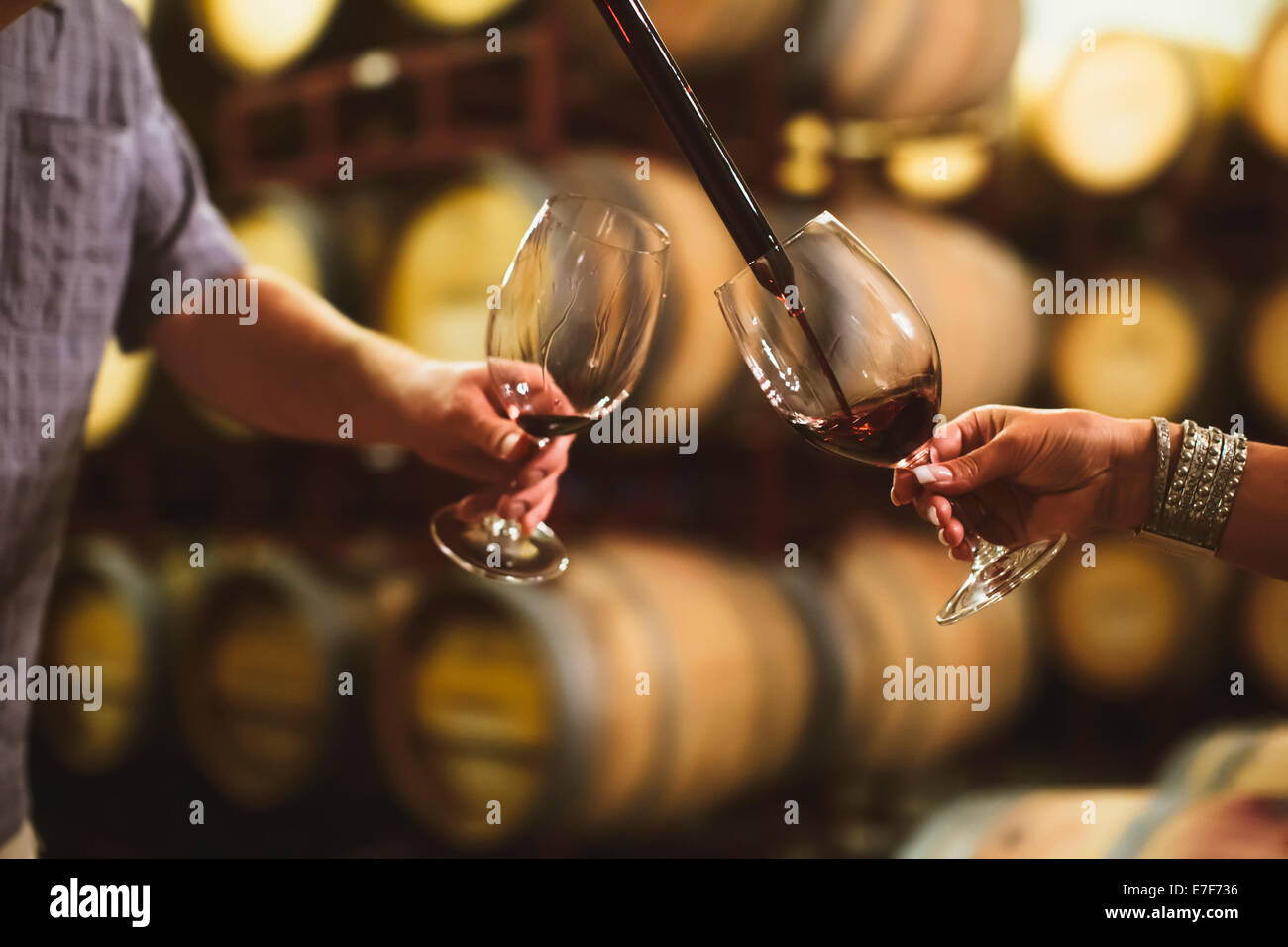 Caucasian couple dégustation des vins en cave Banque D'Images