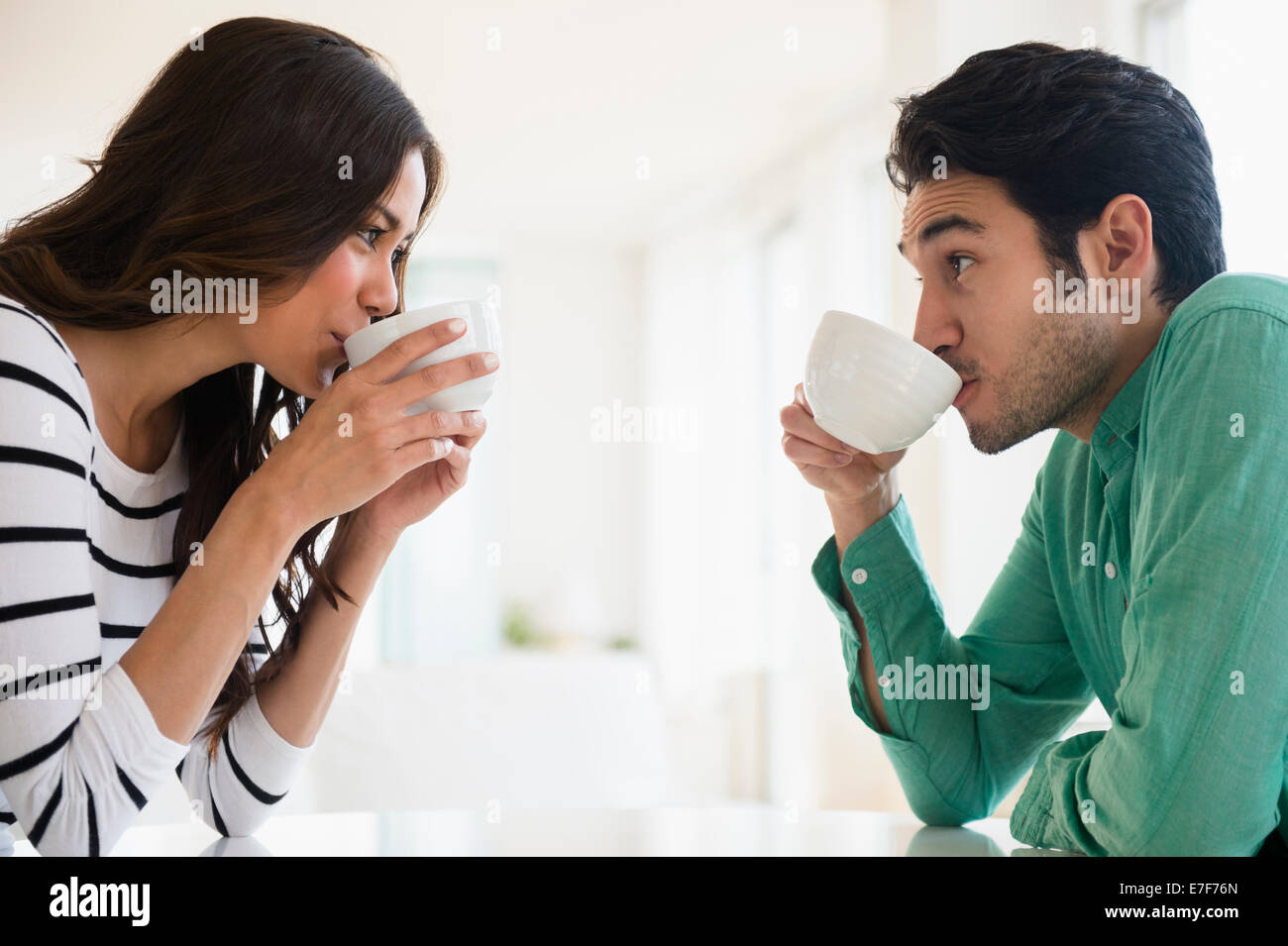 Couple drinking coffee together Banque D'Images