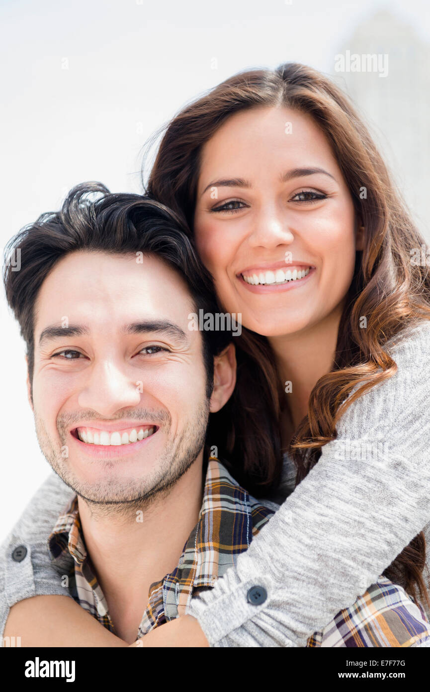 Smiling couple hugging Banque D'Images