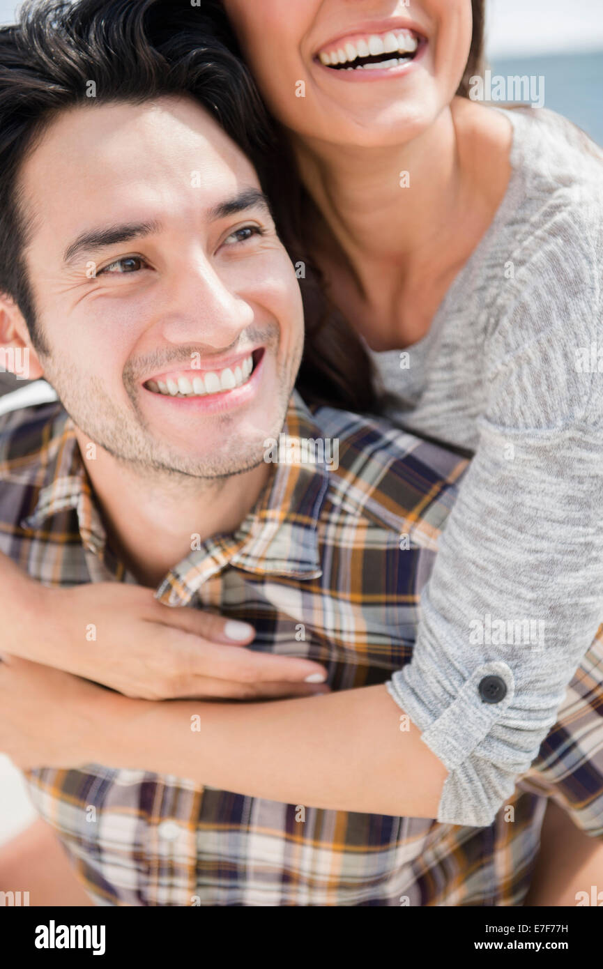 Smiling couple hugging Banque D'Images