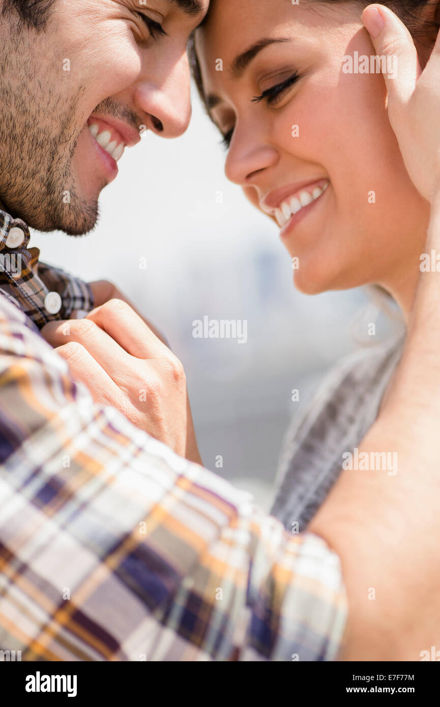 Smiling couple hugging Banque D'Images