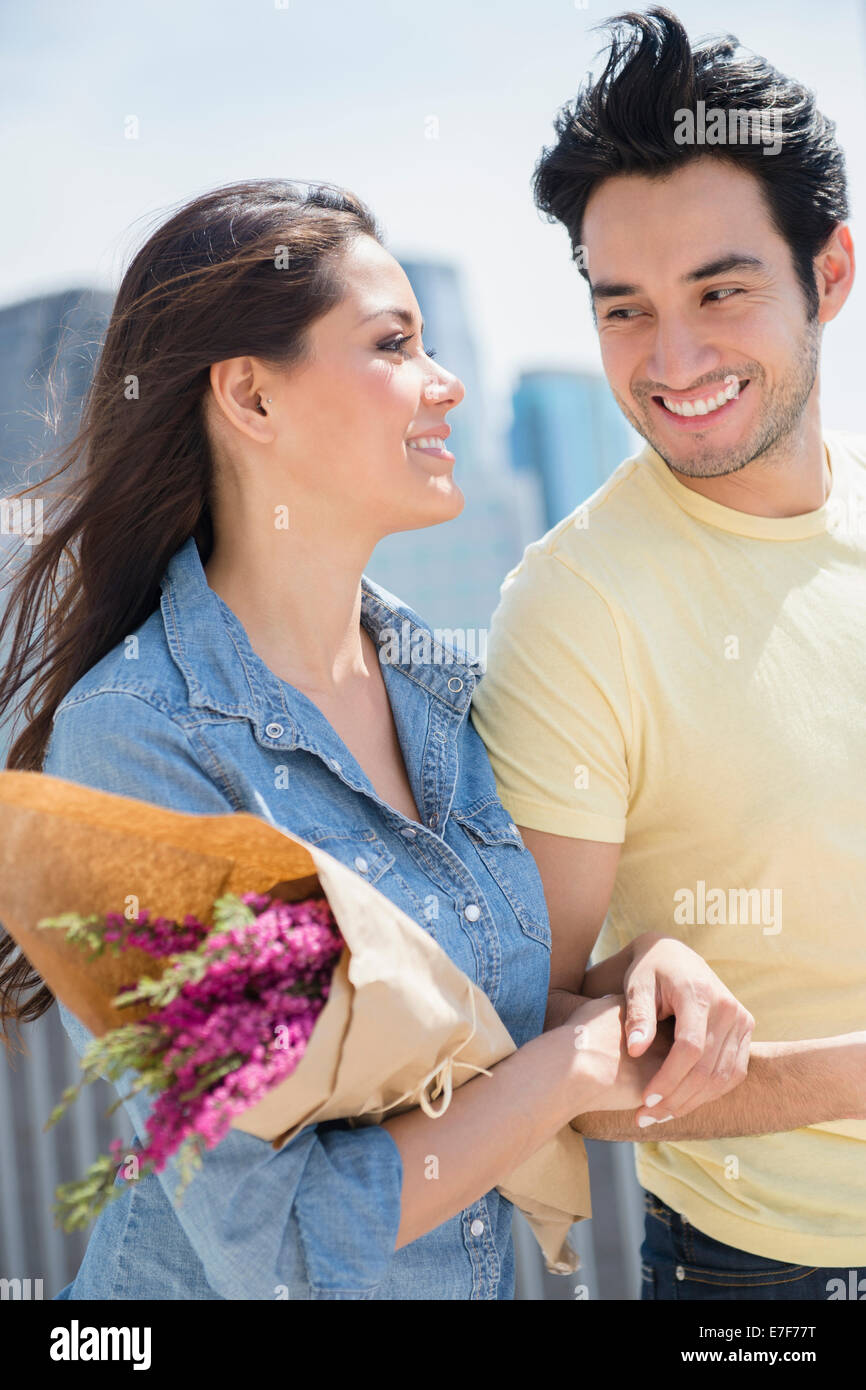 Couple Walking Together on city street Banque D'Images