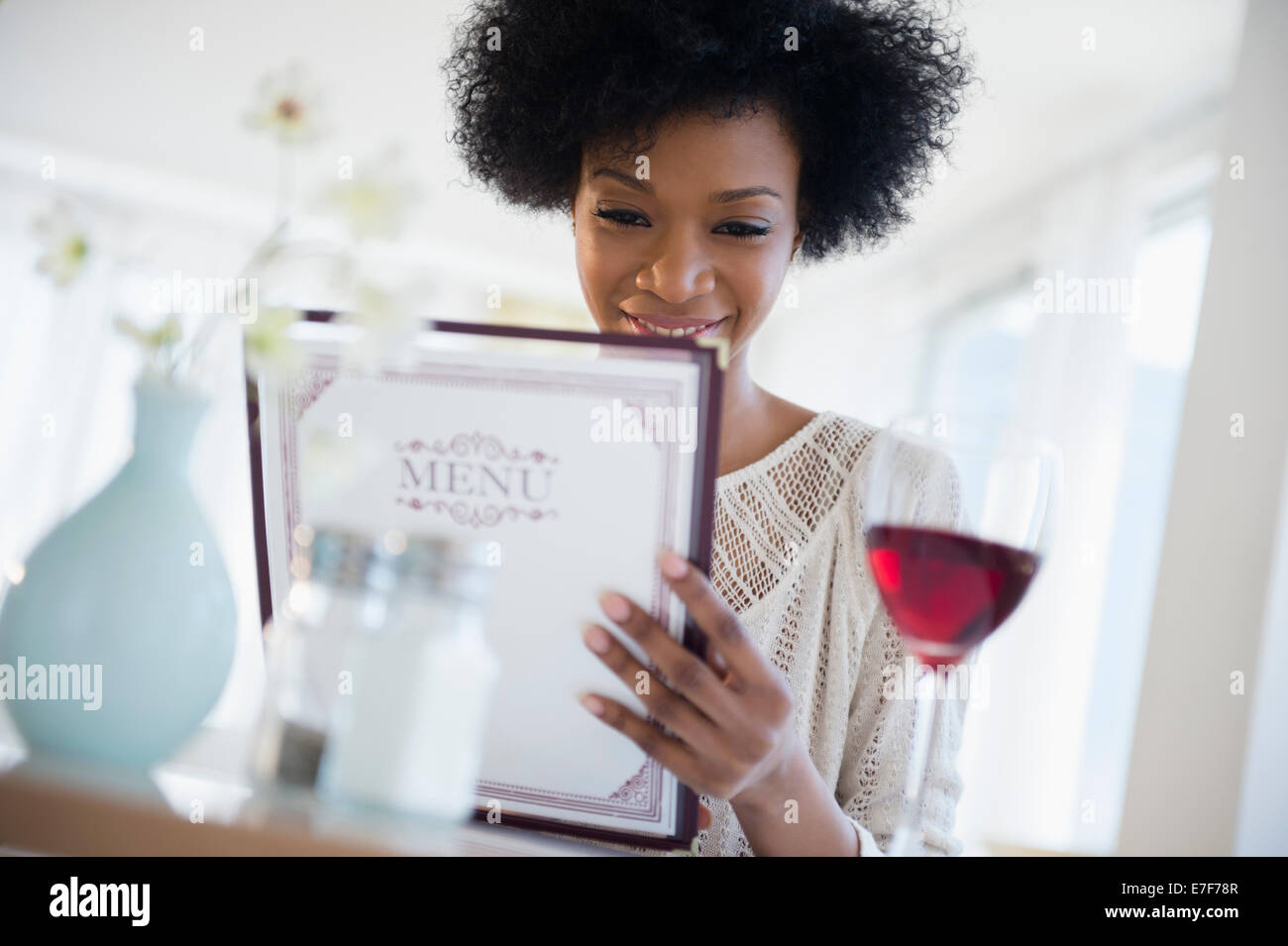 African American people reading menu au restaurant Banque D'Images