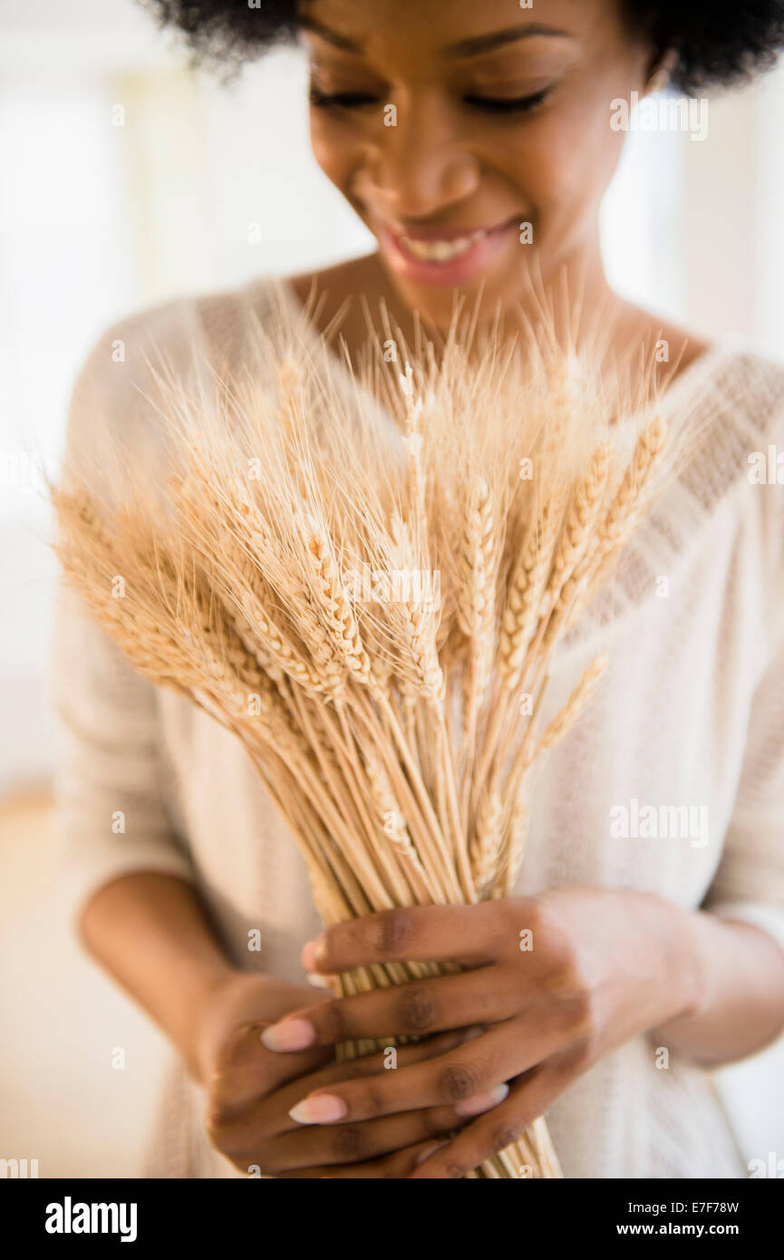 African American Woman holding bunch of wheat Banque D'Images