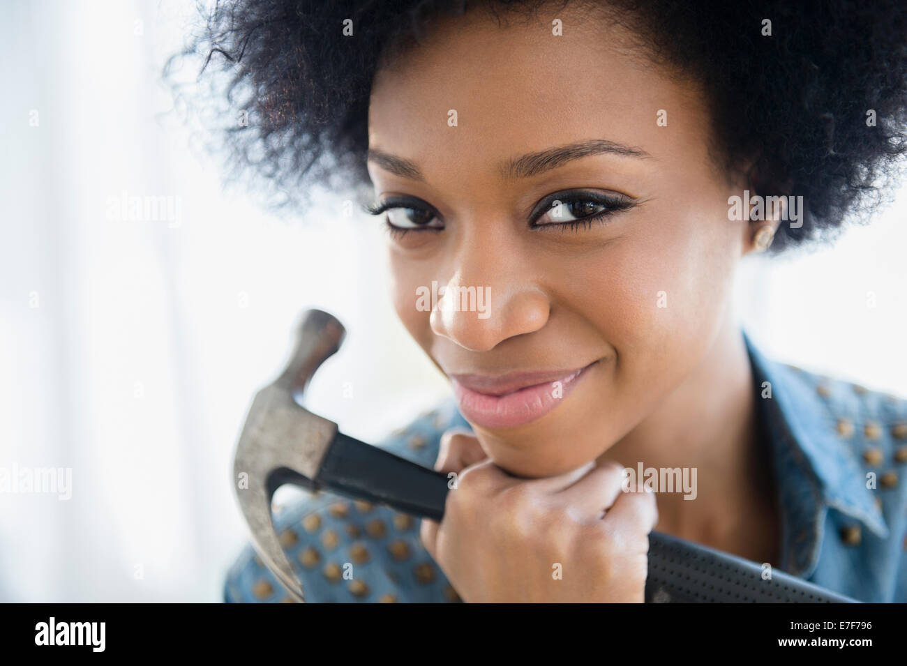 African American Woman holding hammer Banque D'Images