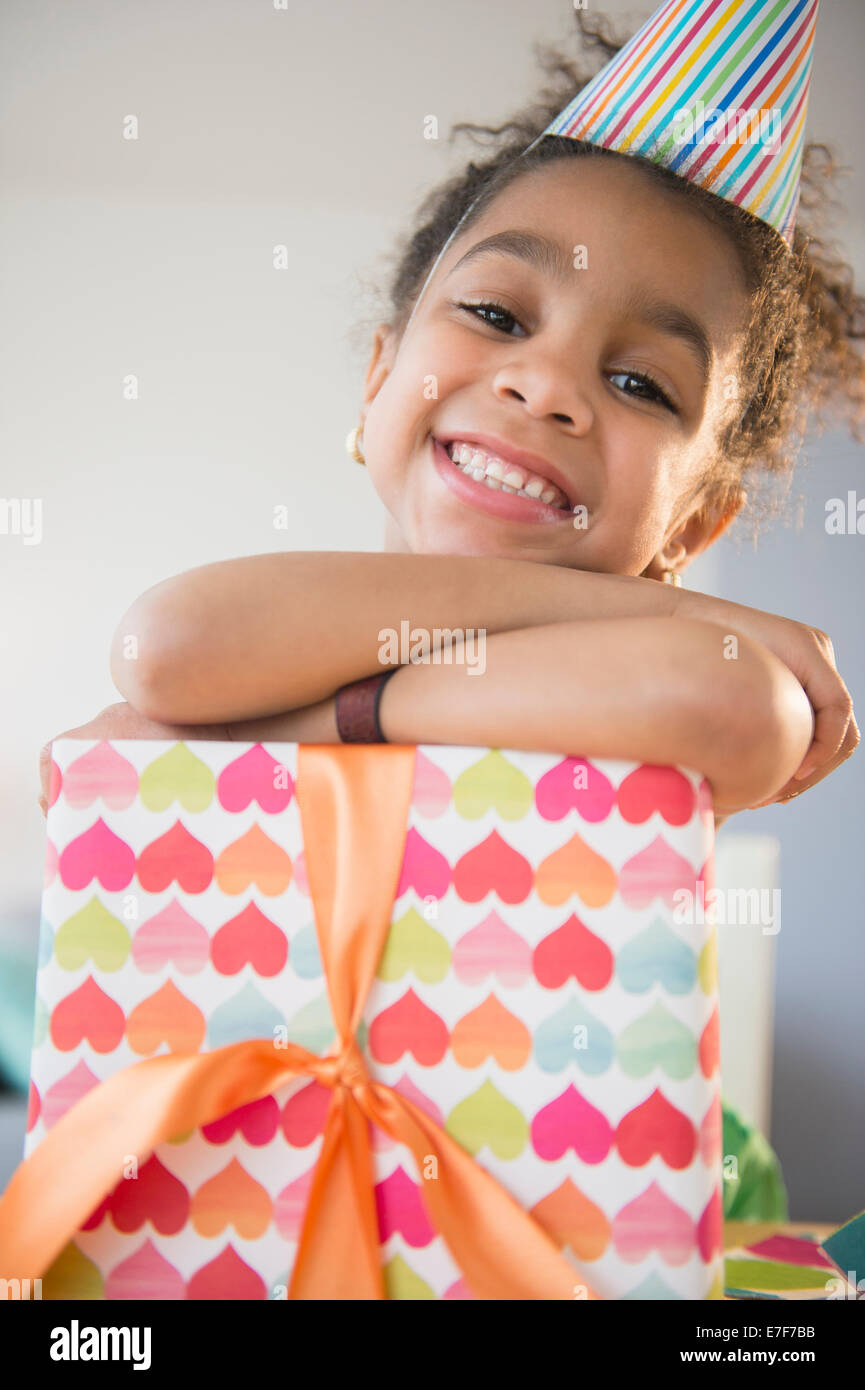 African American girl holding enveloppé cadeau anniversaire Banque D'Images