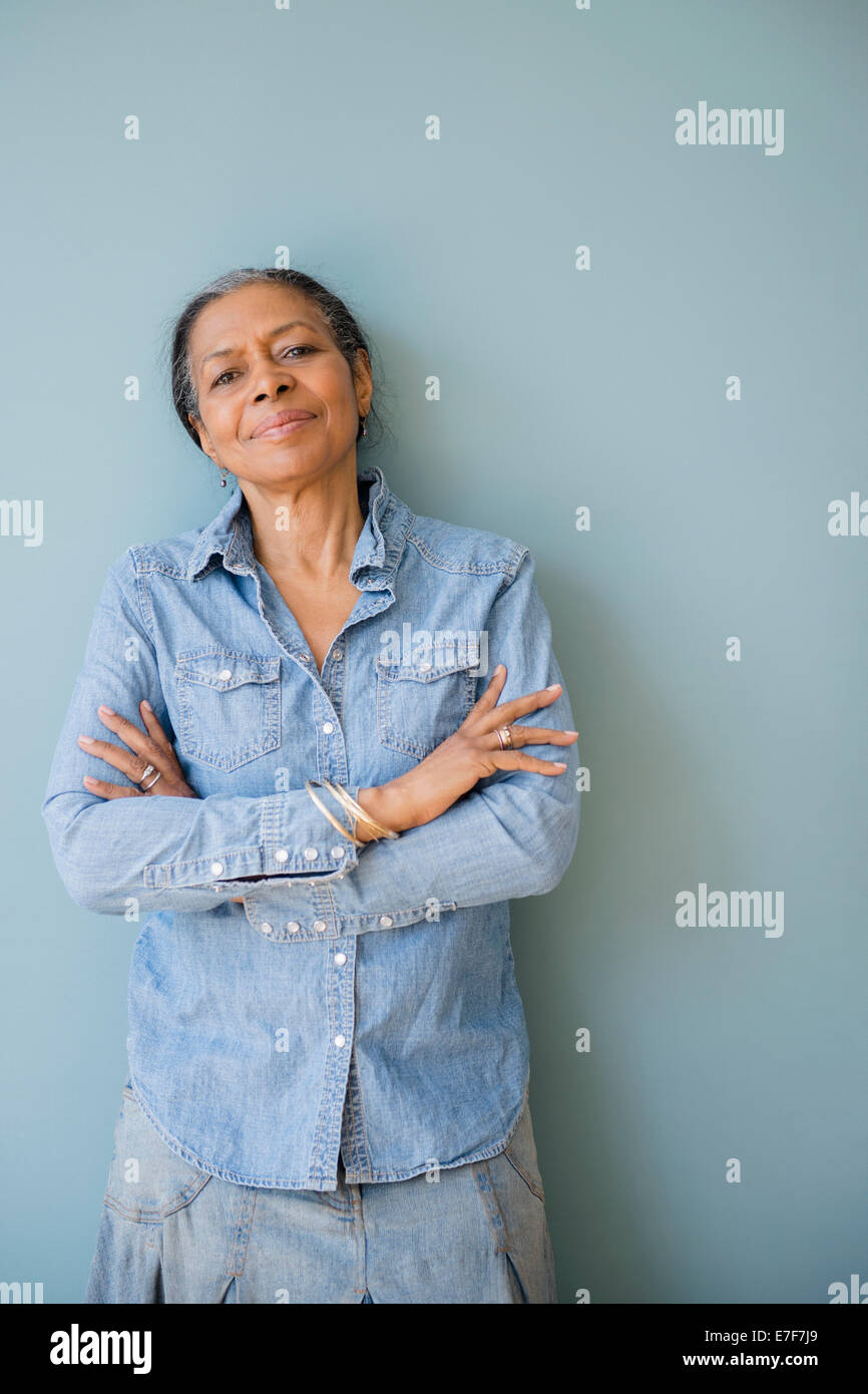 Mixed Race woman standing with arms crossed Banque D'Images