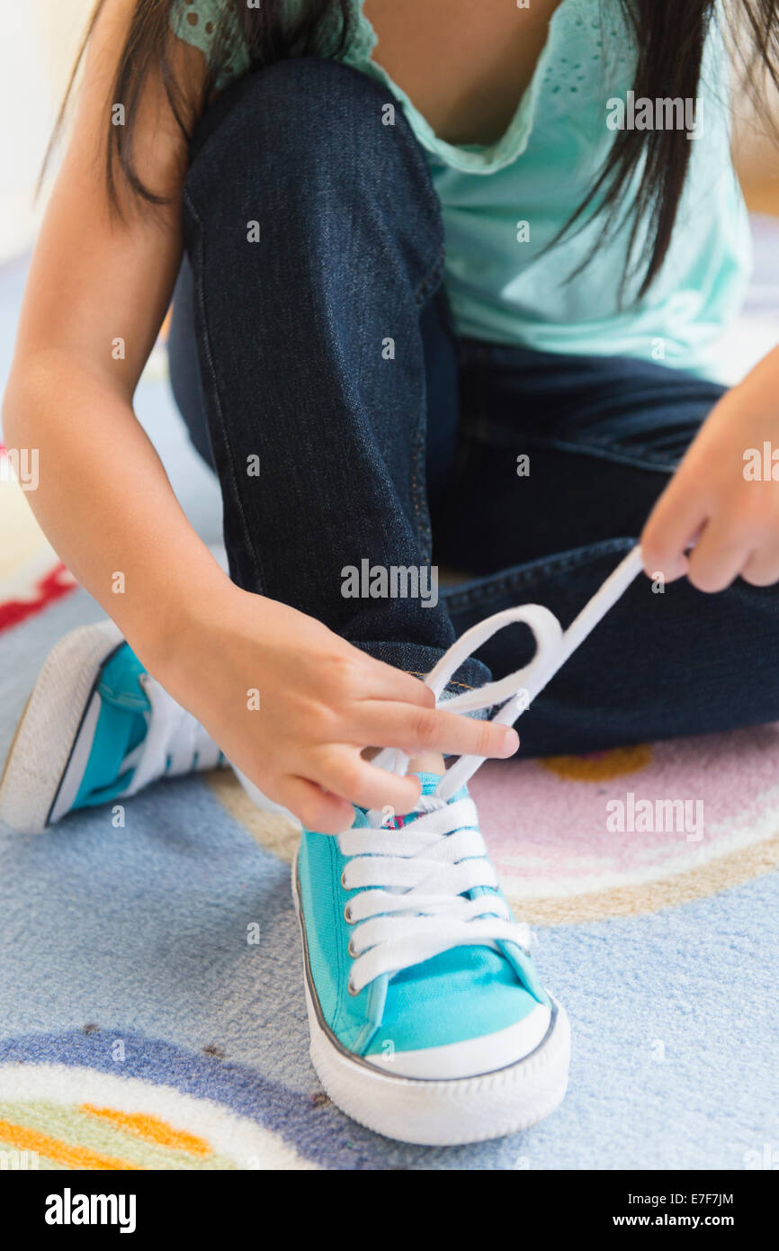 Lier ses lacets fille philippine Banque D'Images