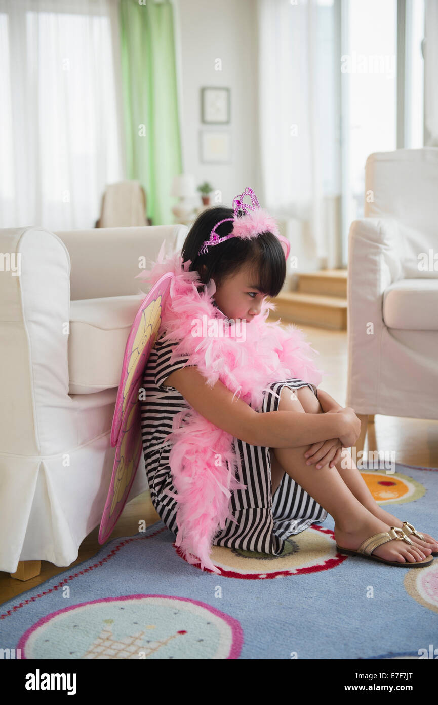 Filipino girl playing Dress-up dans la salle de séjour Banque D'Images