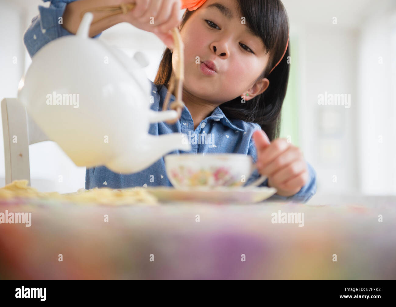 Filipino girl pouring tea Banque D'Images