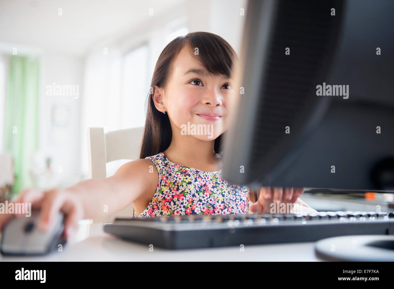Fille philippine à l'aide d'ordinateur au bureau Banque D'Images