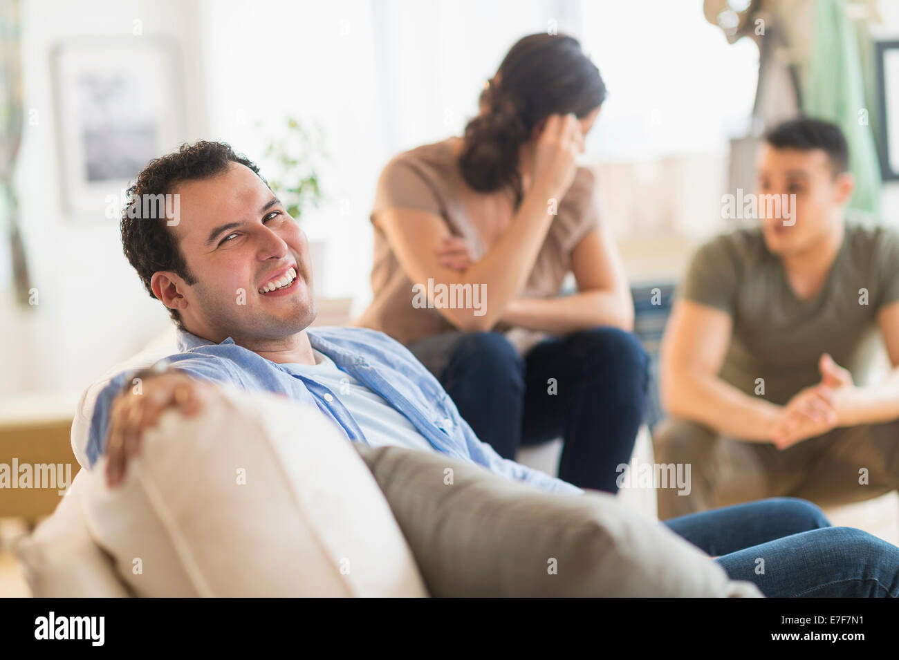 Man smiling on sofa Banque D'Images