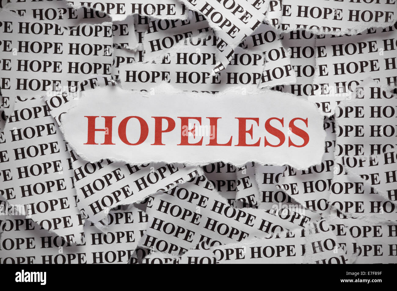 Morceaux de papier avec le mot 'espoir' et 'word' sans espoir dans la couleur rouge. Notion de droit. Close-up. Banque D'Images