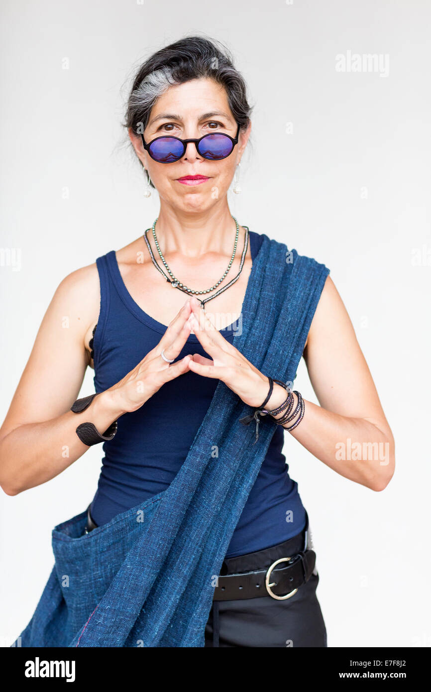 Older Hispanic woman with hands clasped Banque D'Images