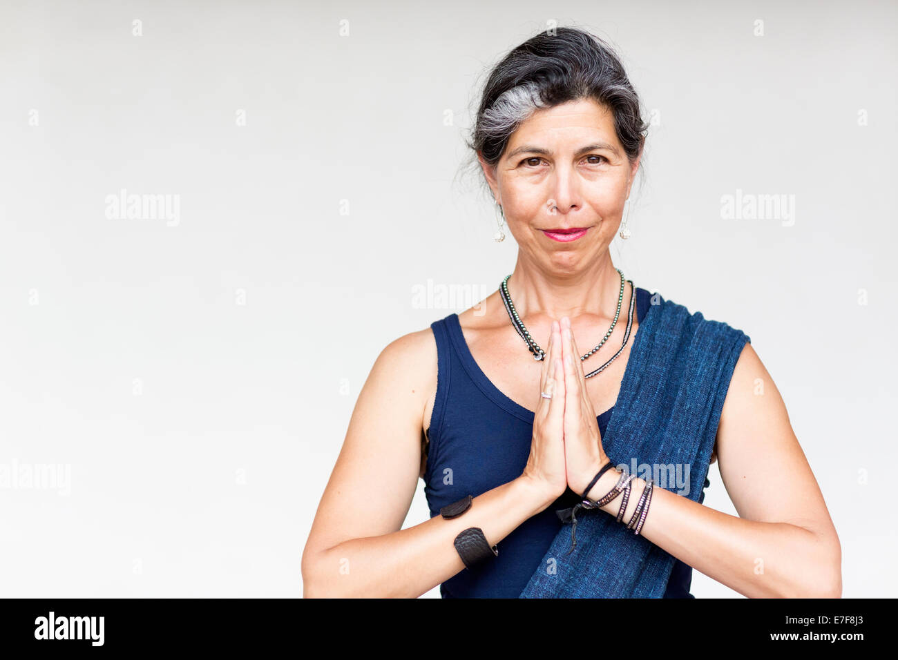 Older Hispanic woman with hands clasped Banque D'Images