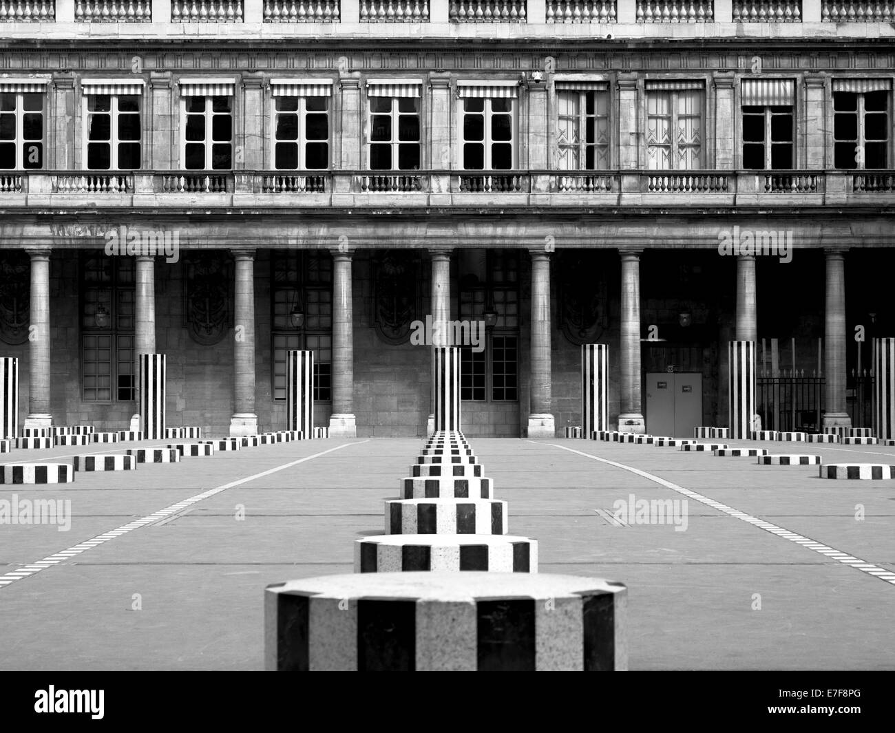 Palais-Royal (1639), initialement appelé Palais-Cardinal, c'était la résidence personnelle du Cardinal de Richelieu à Paris. Colonnes Buren Banque D'Images