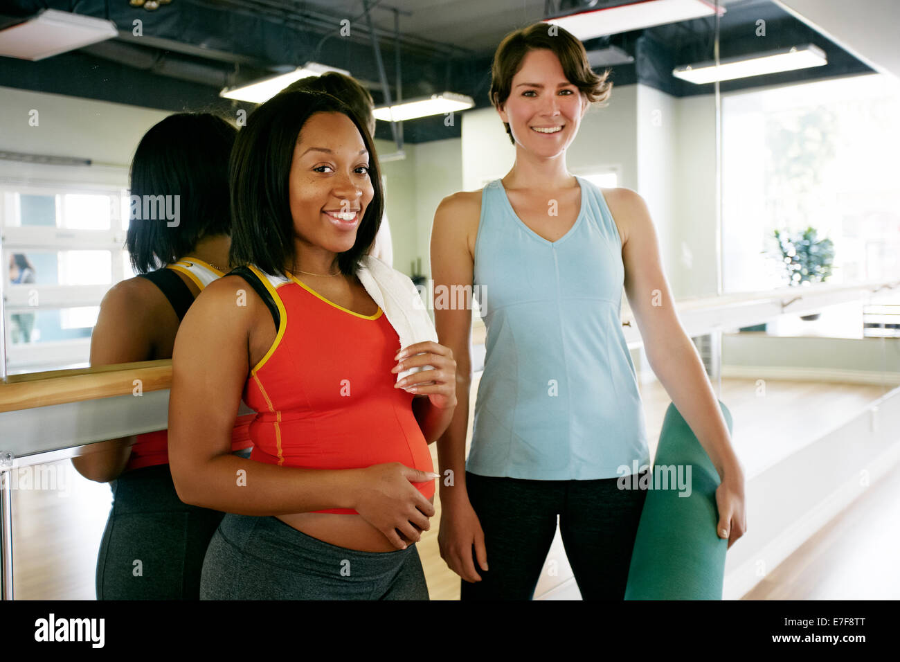 Women smiling in yoga studio Banque D'Images