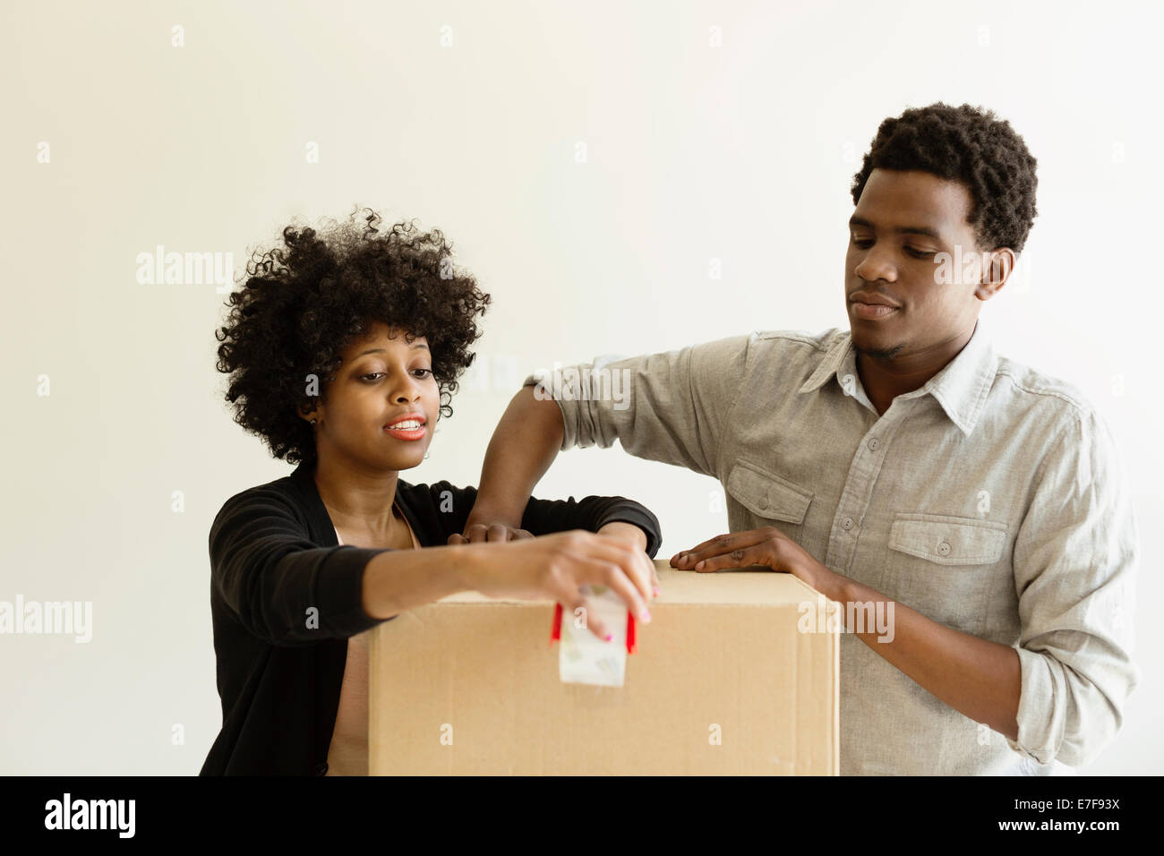Couple packing cardboard box Banque D'Images