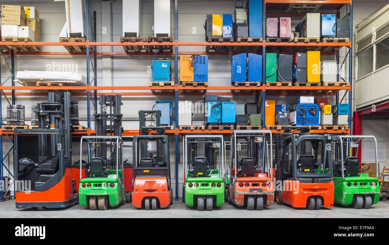 Machines de chariot élévateur dans un entrepôt en ligne Banque D'Images