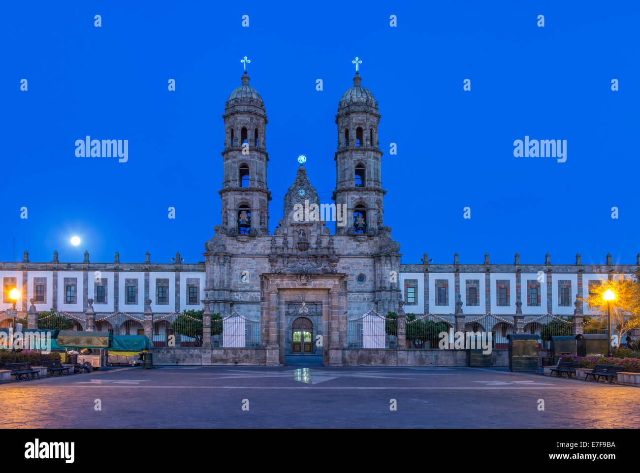 Ornate Church donnant sur place de la ville au crépuscule, Zapapan, Jalisco, Mexique Banque D'Images
