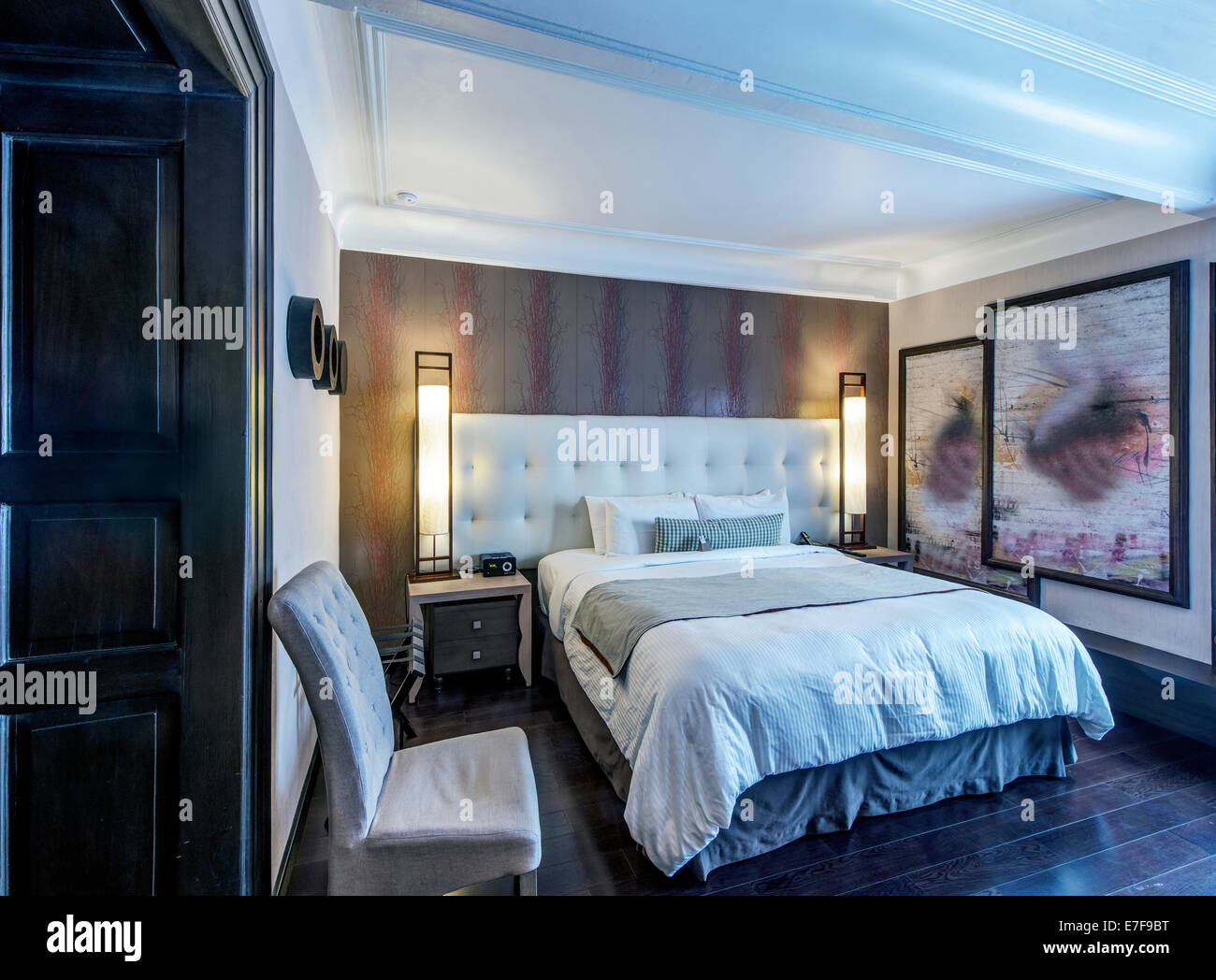 Bed, d'éclairage et de l'art moderne dans la chambre d'hôtel Photo Stock -  Alamy